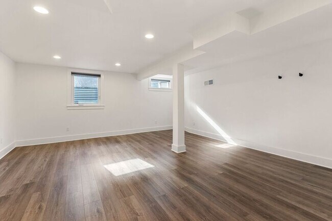 Building Photo - 828 N Webster St