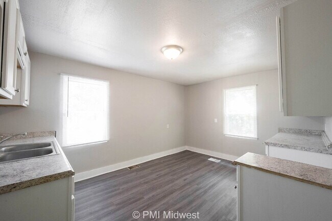 Building Photo - 445 W 29th St