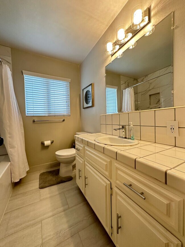 Building Photo - Wonderful Home For Rent!