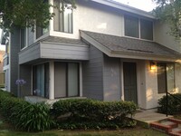 Building Photo - Large 3 bedroom 2-Story Townhome in Heart ...