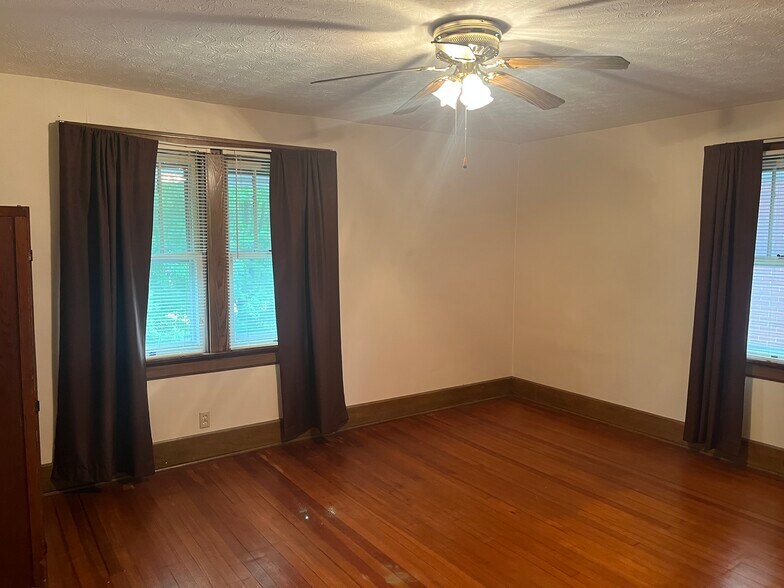 Main Bedroom - 225 E Allen St