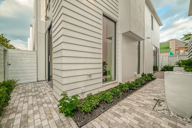 Building Photo - Beautiful contemporary home in the sought-...