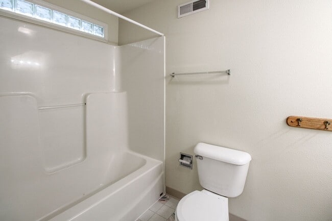 Building Photo - 3200 Lorian Ln SE