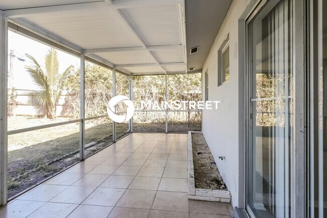 Building Photo - 2 Bedroom Pet-Friendly Home in North Palm ...