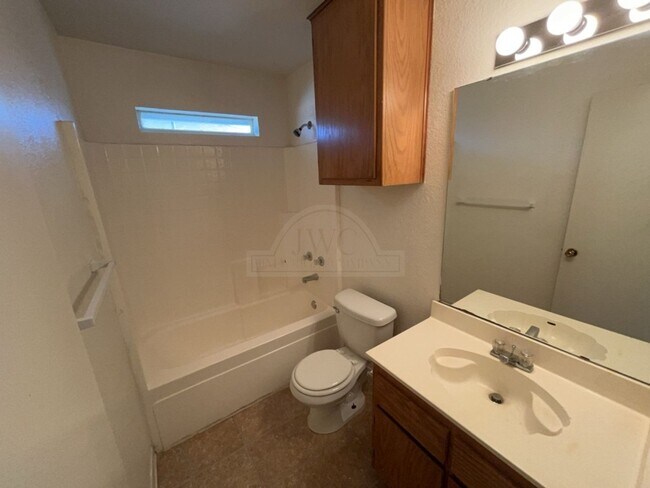 Building Photo - 1006 Circle M Dr