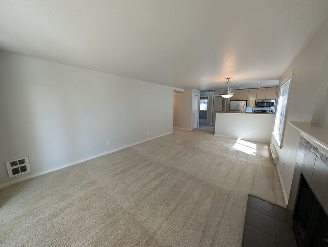 Building Photo - High End 3 Br Condo off of Bothell-Everett...