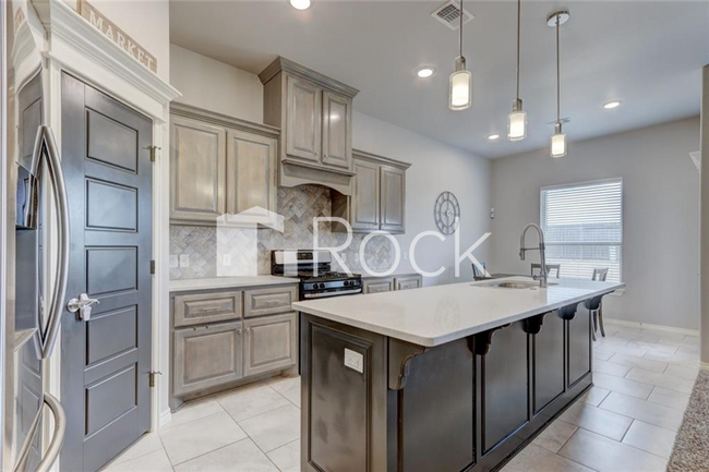 Building Photo - Gorgeous 3 Bedroom Home with Storm Shelter located in The Waters in Moore!! **All Appliances Incl...
