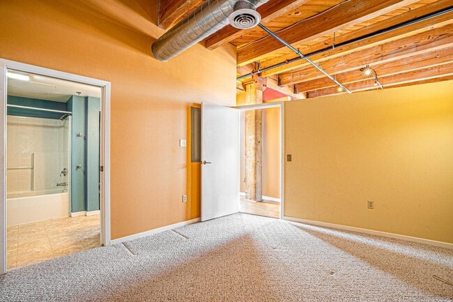 Building Photo - 234 E Reservoir Ave