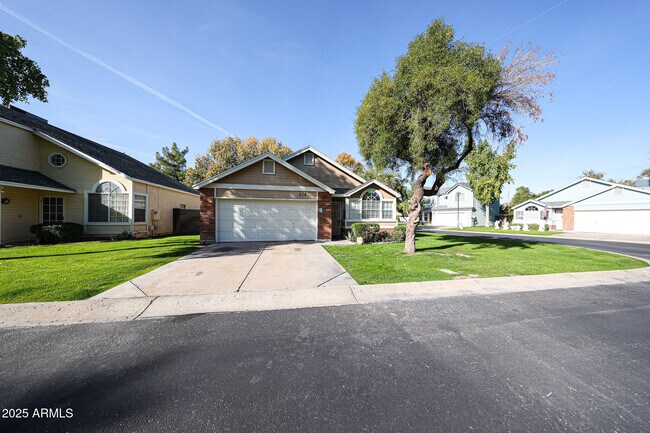 Building Photo - 214 S Rush Cir E