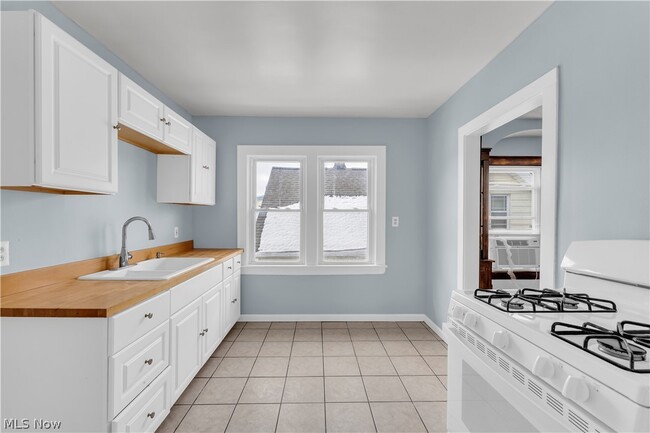 Building Photo - 10302 Parkview Ave