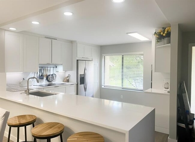 Building Photo - 11231 Green Lake Dr