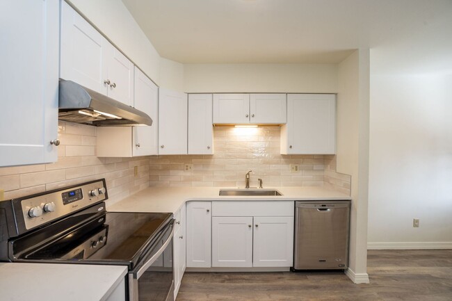 Building Photo - Newly Updated 3 Bed, 1 Bath Duplex in West...