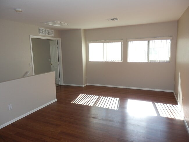 Building Photo - Spacious 2-Story Home with NEW Carpet and ...