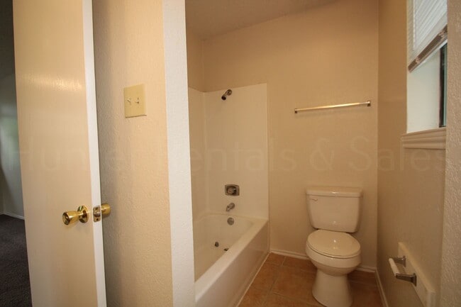 Building Photo - Check Out This Home!
