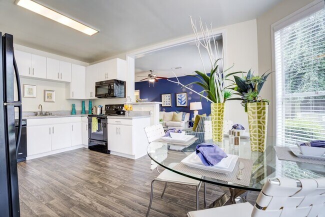 Building Photo - Modern Living with Breezy Comfort!