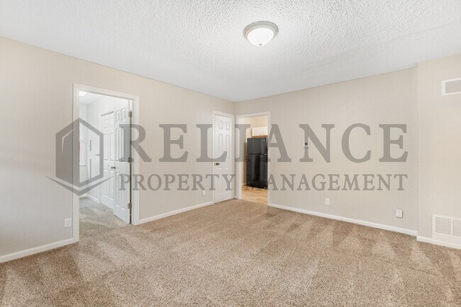Building Photo - 726 S Bonn St
