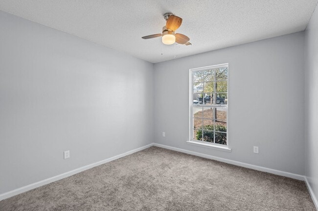 Building Photo - Beautiful 3 bedroom HOME