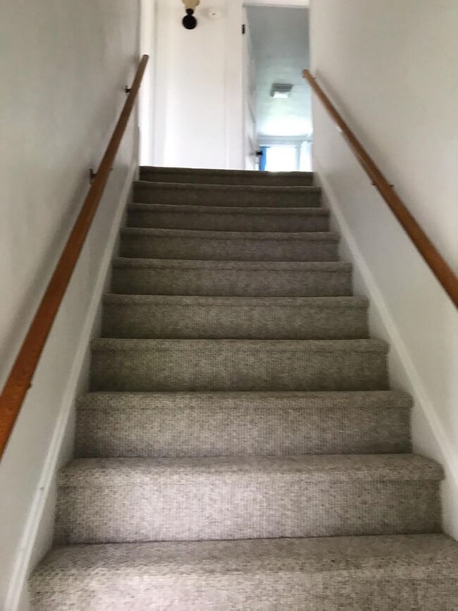 Building Photo - 3 bedrooms 2 baths