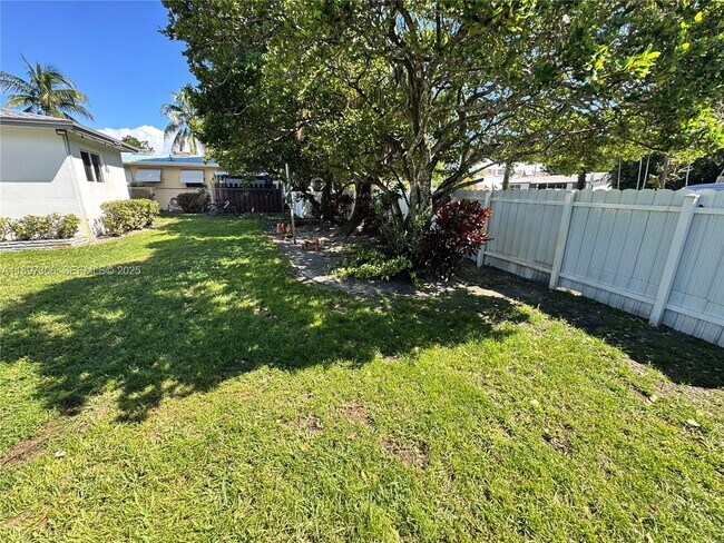 Building Photo - 2305 Monroe St