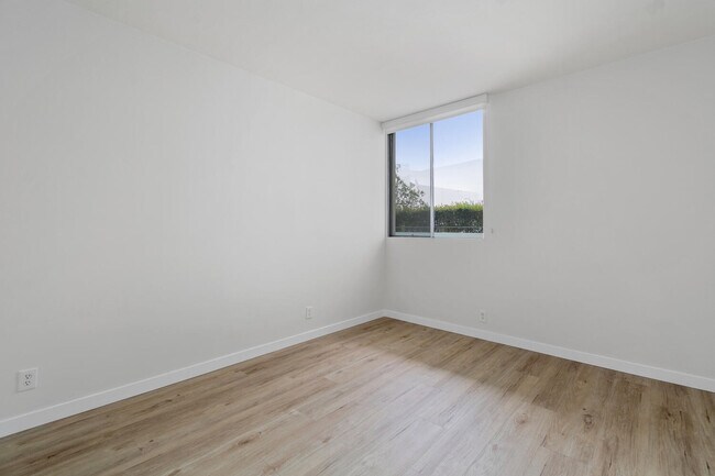 Building Photo - 10433 Wilshire Blvd