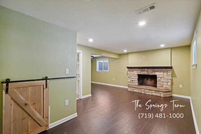 Building Photo - INVITING 3BD HOME w/ SPACIOUS LAYOUT & CHARM - Security Deposit Waiver Available