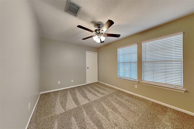 Building Photo - 2818 Silver Falls Dr