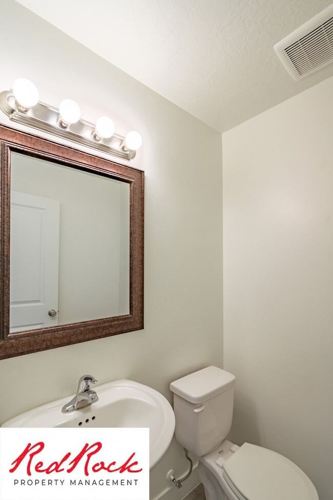 Building Photo - 4 Bed/2.5 Bath Townhome in Desert Bluff!