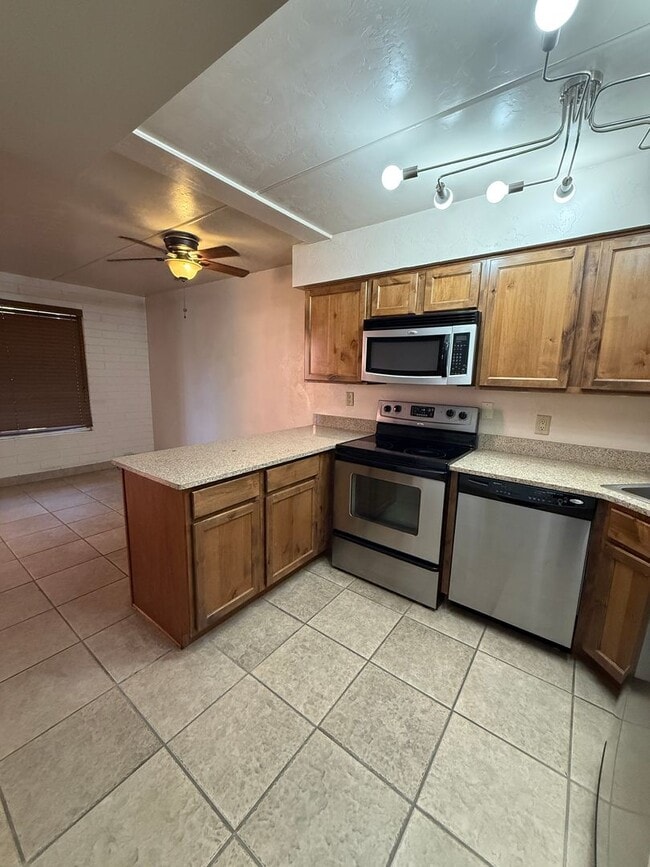 Building Photo - 1bd condo steps away from U of A, gated, A/C, Washer/Dryer