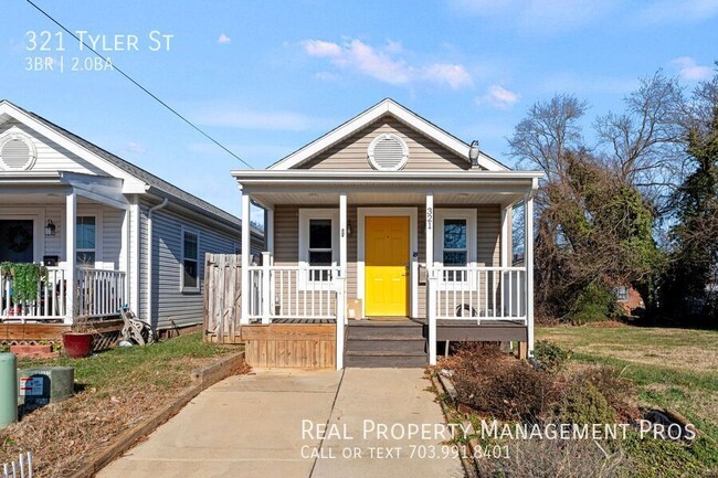 Building Photo - Downtown Fredericksburg Gem: Stylish Rambl...