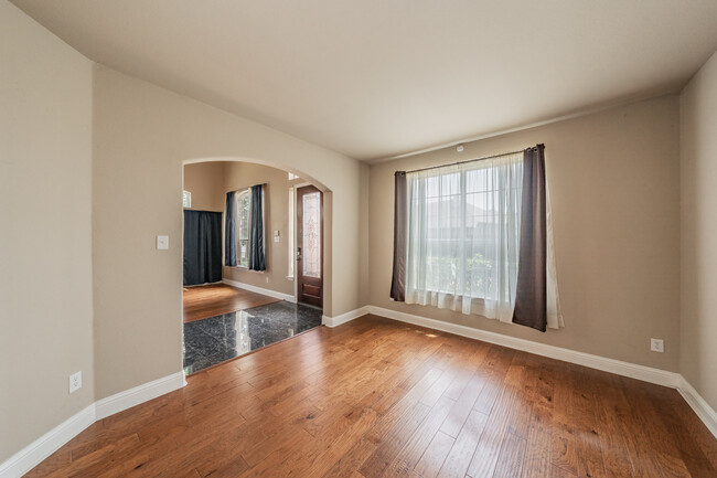 Building Photo - 1605 Buckhorn Dr