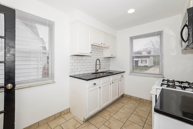 Building Photo - 4914 Lincoln Ave