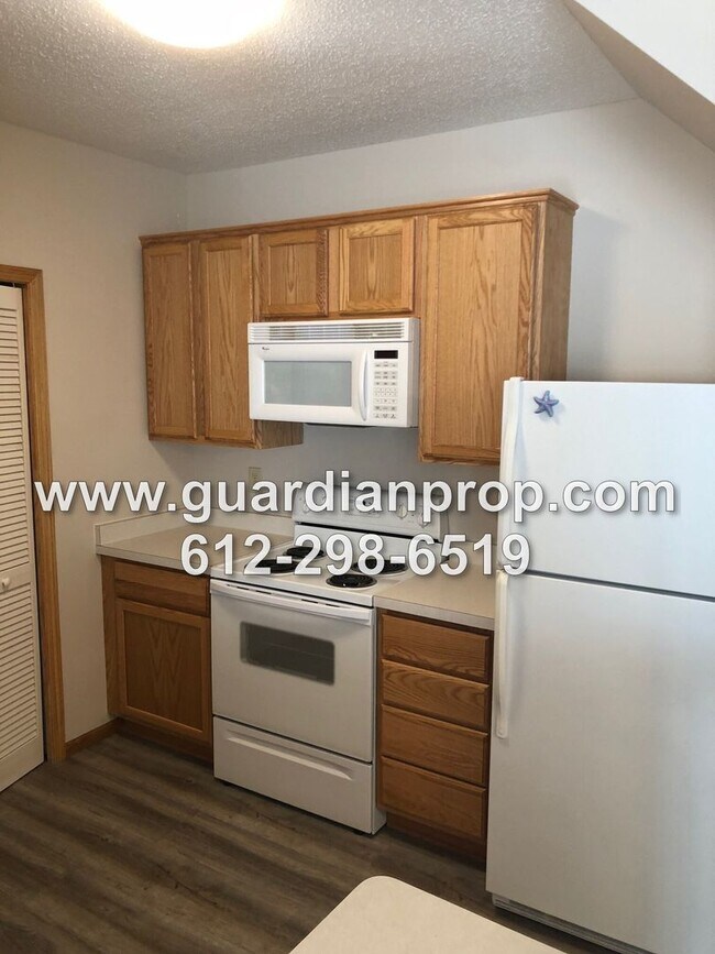 Building Photo - Shoreview Townhouse Available October 1, Open Floor Plan, Jacuzzi Tub, Fireplace, Attached Garage