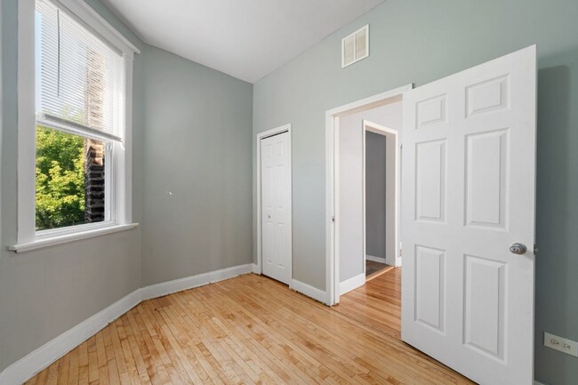 Building Photo - 4910 W Van Buren St
