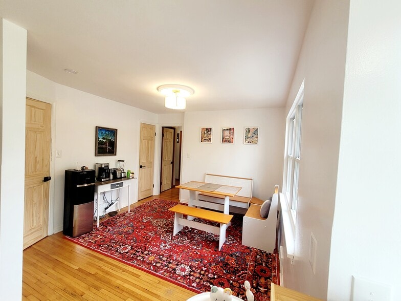 dining space connected to kitchen - 1100 Orchard Park Rd