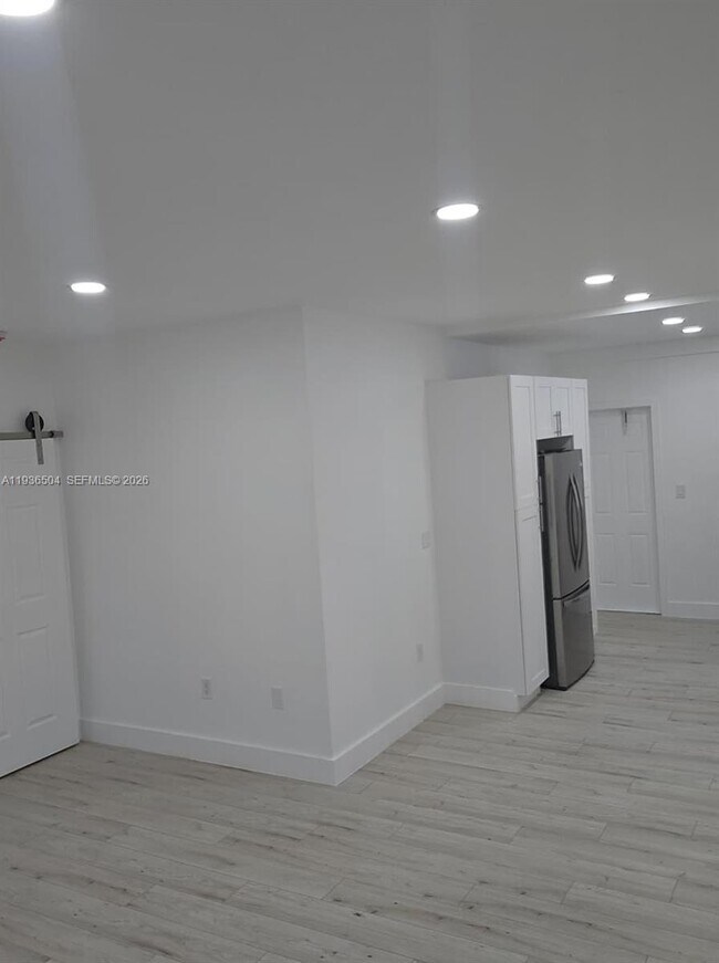 Building Photo - 14410 NE 5th Pl