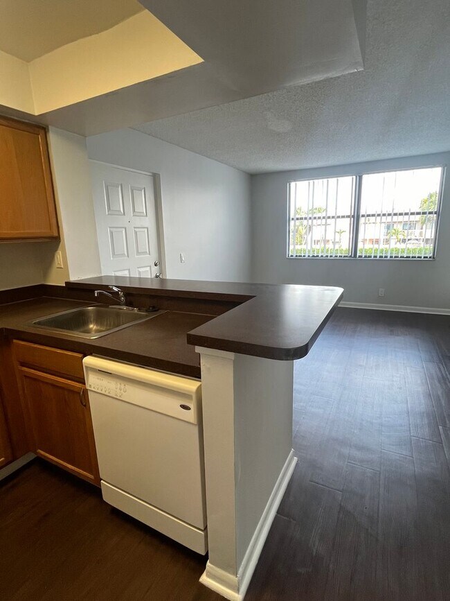 Building Photo - ONE BEDROOM ONE BATHROOM!! Waterfront Comm...