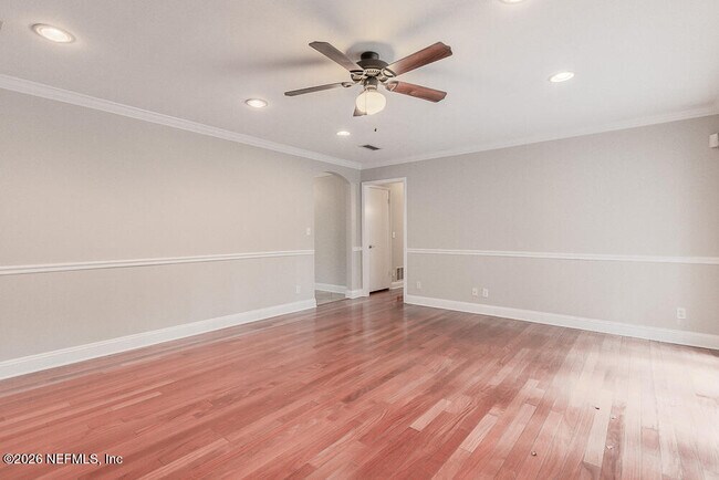 Building Photo - 1549 Montrose Ave E