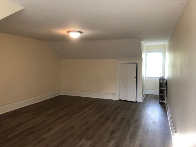 Building Photo - Great Home! 4 Bedroom House with Spacious Living Area! Full Basement for Storage! W/D Hook-ups! Y...