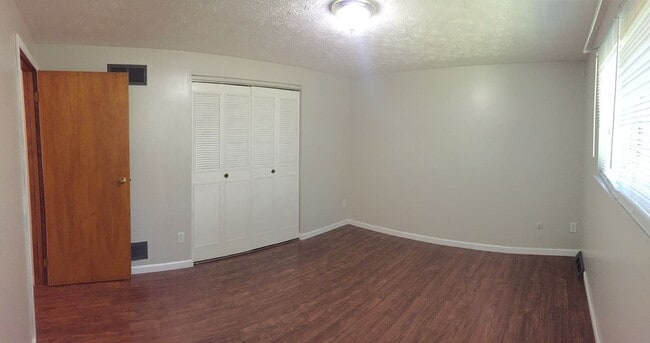 Building Photo - 2 Bedroom Shaler Townhouse with Garage