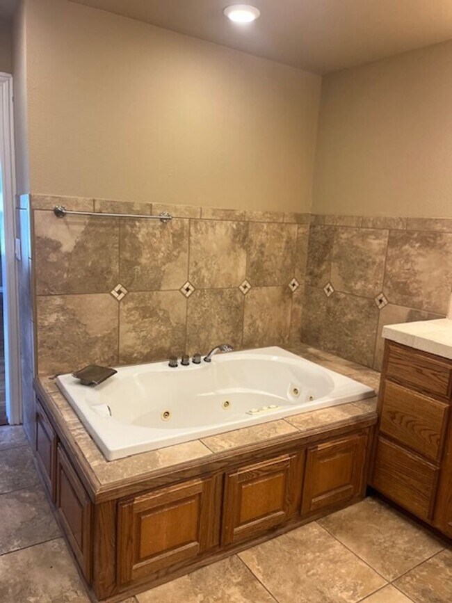 Building Photo - Bentonville 4 bedroom 3 car garage home near trails & Bentonville Square!