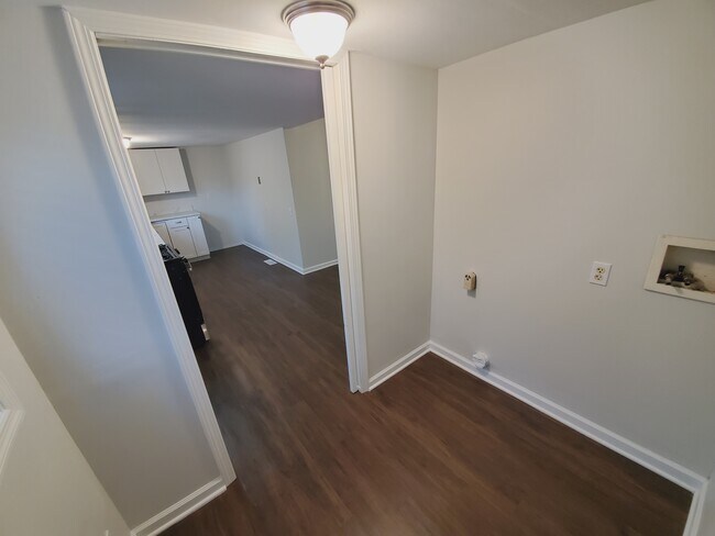 Building Photo - 525 Lilly Ave