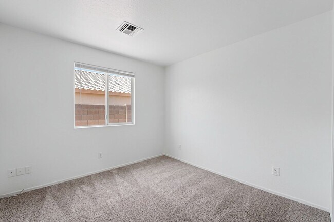 Building Photo - Freshly Updated 4 Bed | New Carpet, New Appliances & Open Layout