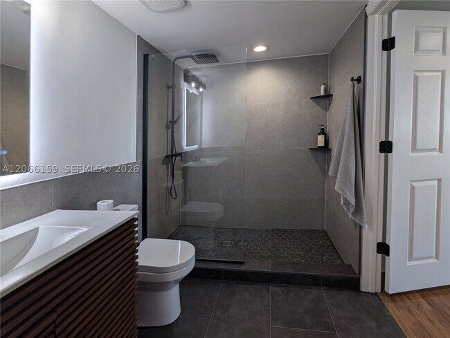 Building Photo - 1155 Brickell Bay Dr