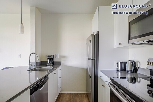 Building Photo - 350 E Del Mar Blvd