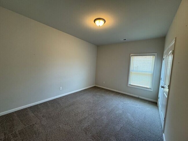 Building Photo - Spacious home with a fence, in PRIME location with a move in special