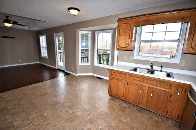 Building Photo - 3 Bedroom Pet Friendly Home For Rent!