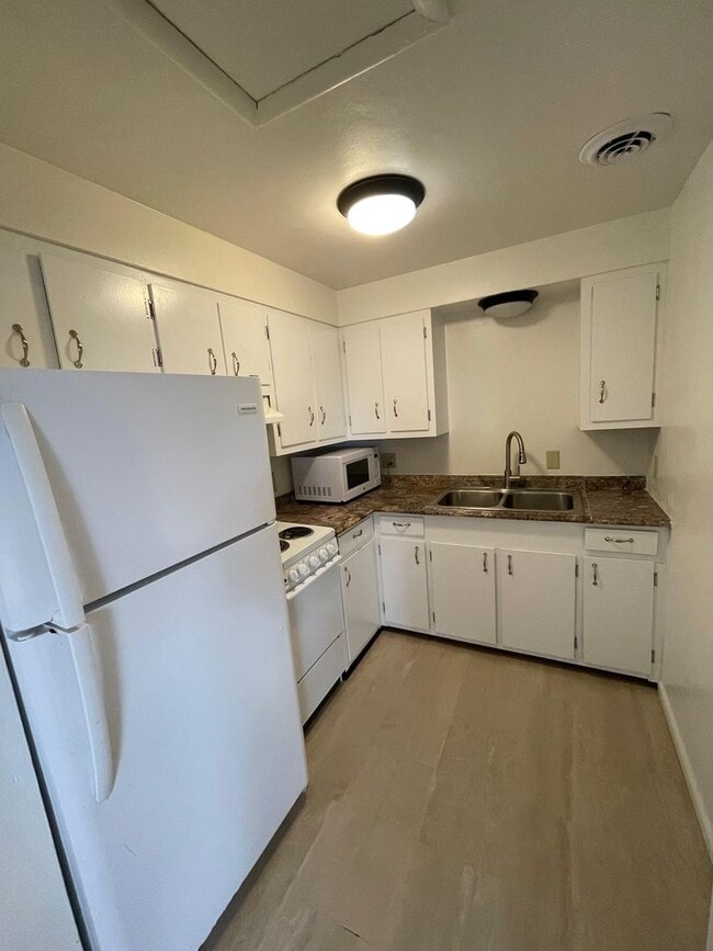 Building Photo - N Ellis