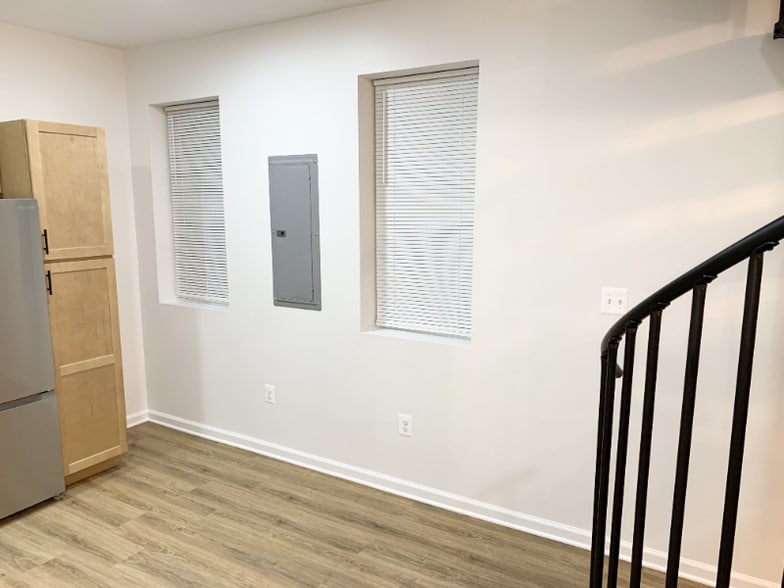 Building Photo - 1600 S Charles St