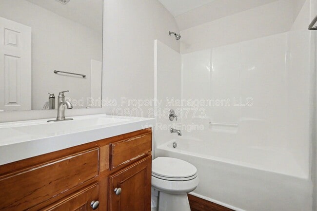 Building Photo - 2119 Baggins Ln