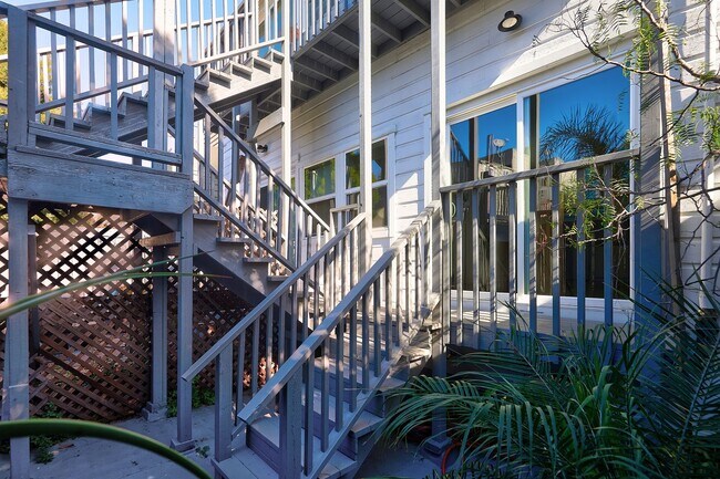 Building Photo - Sleek and modern 2 bed/2 bath in the heart of The Mission -- Walkers dream -- Must See!